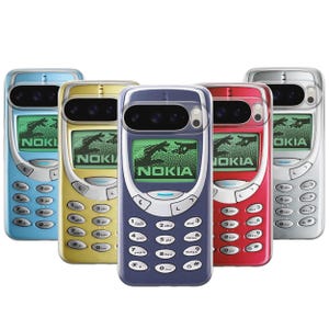 Può includere: Cinque cover per cellulari con un design Nokia retrò in azzurro, oro, blu scuro, rosso e argento. Ogni cover mostra una grafica a schermo verde con due mani che si tendono l'una verso l'altra e il logo Nokia stampato sotto le mani.