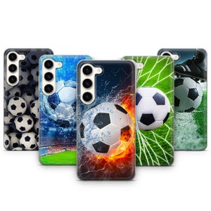 Könnte beinhalten: Fünf verschiedene Handyhüllen mit Fußball-Motiv. Die Hüllen zeigen verschiedene Designs, darunter einen Fußball im Wasser, einen Fußball mit Flammen und einen Fußball im Netz. Die Hüllen sind alle schwarz und haben eine transparente Rückseite.