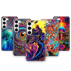 Puede incluir: Cinco fundas de teléfono diferentes con diseños psicodélicos. Las fundas presentan patrones en espiral de azul, verde, rojo, amarillo y morado. Una funda tiene un ojo grande con una pupilla negra.