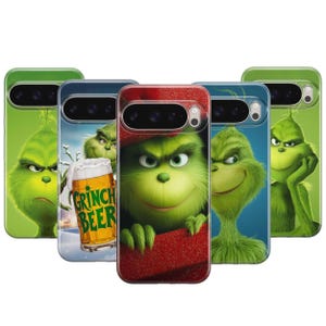 Puede incluir: Una colección de fundas verdes para teléfonos con el Grinch. Las fundas muestran varias imágenes del Grinch, incluida una con una jarra de cerveza que dice "Grinch Beer". Las fundas tienen un acabado brillante y están diseñadas para un teléfono inteligente.