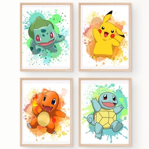 Könnte beinhalten: Set aus vier Aquarelldrucken mit Pokémon-Charakteren. Die Drucke sind in einem weißen Rahmen mit einer hellbraunen Holzoptik. Die Charaktere sind Bisasam, Glumanda, Schiggy und Pikachu. Jeder Charakter ist von bunten Aquarellspritzer umgeben.