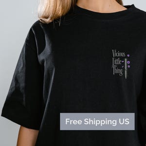 Op de afbeelding: Zwart T-shirt met de tekst "Vicious Little Thing" en een kleine mesafbeelding. Gratis verzending naar de VS.