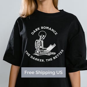 Koszulka unisex z grubej bawełny, koszulka z cytatem z ciemnego romansu, prezent dla czytelnika ciemnego romansu, koszulka z motywem książek, prezent dla mola książkowego, koszulka gotycka, koszulka z motywem mrocznej fantazji,