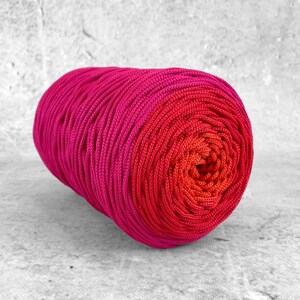 Peut inclure: Un rouleau de fil rose et rouge, parfait pour le crochet ou le macramé.
