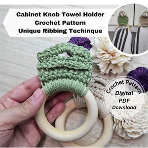 Op de afbeelding: Haakpatroon voor een handdoekhouder die aan een kastknop kan worden bevestigd. Het patroon heet "Unique Ribbing Technique" en is beschikbaar als digitale PDF-download. De afbeelding toont een groene gehaakte handdoekhouder die aan een houten ring is bevestigd.