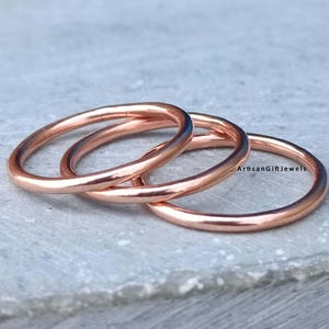 Peut inclure: Trois bagues empilables en or rose. Les bagues sont simples et délicates, parfaites pour un usage quotidien.