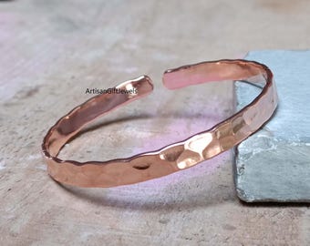 Handgemaakte gehamerd koperen armband, boho-manchet