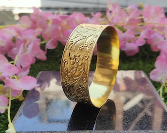 Brazalete chapado en oro con diseño floral, brazalete vintage grabado con motivos florales, joyería india.