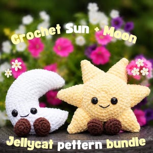 Puede incluir: Una luna creciente blanca y un sol amarillo de ganchillo, cada uno con ojos de seguridad negros, una sonrisa bordada y dos pequeños pies marrones. El texto "Crochet Sun + Moon" y "Jellycat pettern bundle" está superpuesto en la imagen.