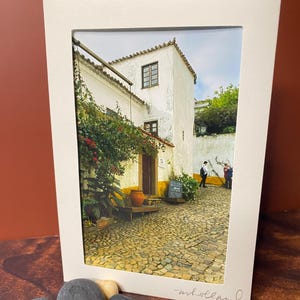 Rua e edifício de paralelepípedos em Tomar, Portugal