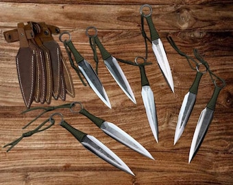 Juego de cuchillos arrojadizos forjados a mano: hojas de acero al carbono, mangos de paracord y fundas de cuero.