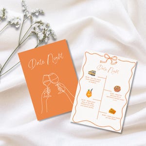 Könnte beinhalten: Zwei orangefarbene Karten mit dem Text "Date Night" darauf. Die erste Karte zeigt eine Strichzeichnung von zwei Händen, die zwei Weingläser hochhalten. Die zweite Karte zeigt eine Liste von Aktivitäten für ein Date-Abend, darunter eine Zugfahrt, Getränke, italienisches Essen und ein Theaterbesuch.
