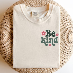 In einer Welt, in der du alles sein kannst, sei freundlich Shirt, sei freundlich Shirt, süßes Blumenshirt, Freundlichkeitsshirt, inspirierendes Shirt