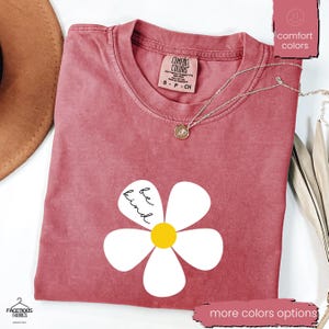In einer Welt, in der du alles sein kannst, sei freundlich Shirt, sei freundlich Shirt, süßes Blumenshirt, Freundlichkeitsshirt, inspirierendes Shirt