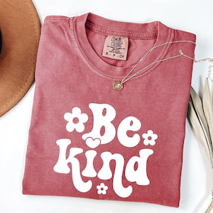 In einer Welt, in der du alles sein kannst, sei freundlich Shirt, sei freundlich Shirt, süßes Blumenshirt, Freundlichkeitsshirt, inspirierendes Shirt