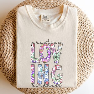 In einer Welt, in der du alles sein kannst, sei freundlich Shirt, sei freundlich Shirt, süßes Blumenshirt, Freundlichkeitsshirt, inspirierendes Shirt
