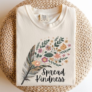 In einer Welt, in der du alles sein kannst, sei freundlich Shirt, sei freundlich Shirt, süßes Blumenshirt, Freundlichkeitsshirt, inspirierendes Shirt