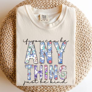 In einer Welt, in der du alles sein kannst, sei freundlich Shirt, sei freundlich Shirt, süßes Blumenshirt, Freundlichkeitsshirt, inspirierendes Shirt