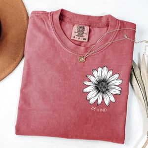 In einer Welt, in der du alles sein kannst, sei freundlich Shirt, sei freundlich Shirt, süßes Blumenshirt, Freundlichkeitsshirt, inspirierendes Shirt