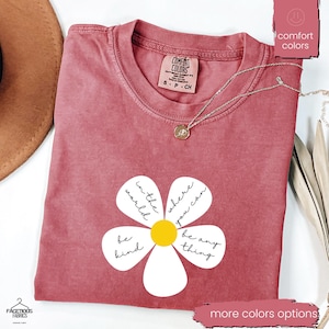 In einer Welt, in der du alles sein kannst, sei freundlich Shirt, sei freundlich Shirt, süßes Blumenshirt, Freundlichkeitsshirt, inspirierendes Shirt