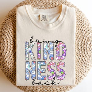 In einer Welt, in der du alles sein kannst, sei freundlich Shirt, sei freundlich Shirt, süßes Blumenshirt, Freundlichkeitsshirt, inspirierendes Shirt