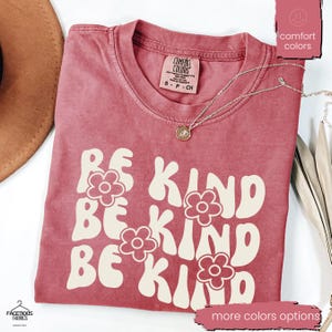 In einer Welt, in der du alles sein kannst, sei freundlich Shirt, sei freundlich Shirt, süßes Blumenshirt, Freundlichkeitsshirt, inspirierendes Shirt