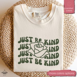 In einer Welt, in der du alles sein kannst, sei freundlich Shirt, sei freundlich Shirt, süßes Blumenshirt, Freundlichkeitsshirt, inspirierendes Shirt