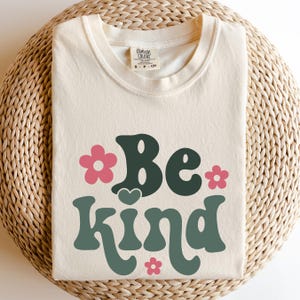 In einer Welt, in der du alles sein kannst, sei freundlich Shirt, sei freundlich Shirt, süßes Blumenshirt, Freundlichkeitsshirt, inspirierendes Shirt