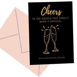 Carte de fiançailles drôle | « Bravo au couple qui l'a enfin officialisé » | Conception moderne de toast au champagne | Carte imprimable