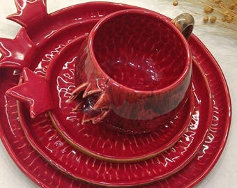 Handgefertigtes Geschirrset aus roter Granatapfelkeramik - Teller, Tasse, Untertasse und Servierplatte - Einzigartiges Geschenk für sie, rustikales Geschirr, türkische Keramik