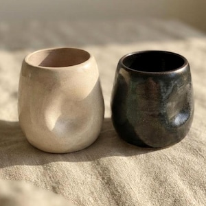Keramikbecher mit Daumengriff, handgefertigter Steingutbecher, henkelloser Kaffeebecher, Teetasse, ergonomischer Keramikbecher, minimalistisches Geschenk