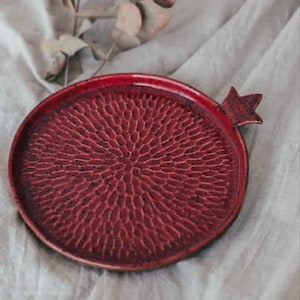 Rustykalny czerwony talerz na owoce – ceramiczny talerz z granatem – ceramika Wabi Sabi – wyjątkowy prezent świąteczny – talerz deserowy – ręcznie robiony wystrój kuchni w stylu boho