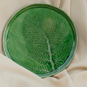 Assiettes en céramique verte rustique avec empreintes de feuilles Vaisselle en poterie faite main Assiette fougère Ustensiles de cuisine en forme de feuille d'érable Vide-poches botanique en céramique