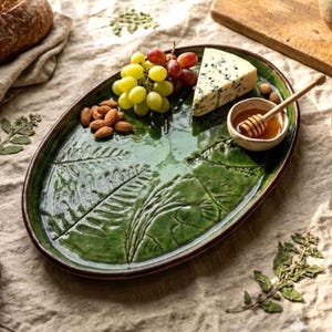 Charcuteriebord, keramische serveerschaal 12", botanisch aardewerk dienblad, ovale kaasplank, Cottagecore keukendecor, groene serveerschaal