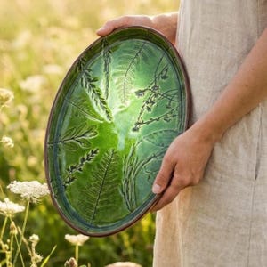Plato de pared botánico, bandeja de cerámica, cerámica con flores prensadas, decoración inspirada en la naturaleza, bandeja de cocina estilo cottagecore, arte en plato verde bosque