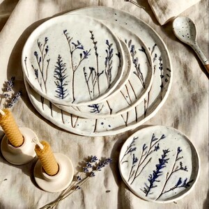 Dinerbord keramiek, botanisch servies, bord geperste bloem, handgemaakte keramische plaat, rustiek servies, trouwborden