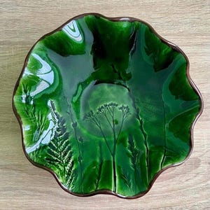 Handgemachte Keramik Blatt Schale, botanische Servierschale, rustikale Keramik Obst Schale, grüne Steinzeug Schale, Cottagecore Küche Dekor Geschenk