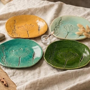 Keramische platen met wilde bloemen, cottagecore-servies, botanische handgemaakte aardewerkborden, rustieke bloemplaat, natuurkeukendecor
