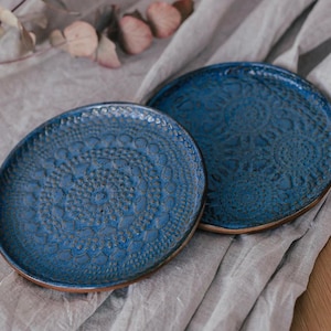 Blue Ceramic Plate – Rustic Lace Texture Dish – Artisan Pottery Plate – Handmade Boho Kitchen Decor – Unique Gift Idea for Housewarming