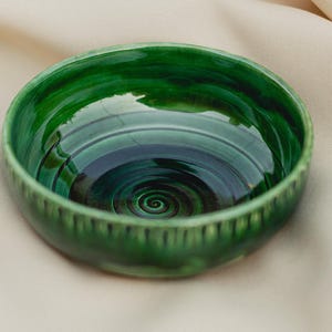 Handgefertigte Keramik Servierschale – Grüne Steinzeug Salat & Suppenschale – Rustikale Obstschale aus Keramik – Einweihungsgeschenk – Bio Geschirr Set