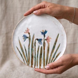 Plato de cerámica floral hecho a mano de 21 cm, plato de cerámica botánica, platos pintados a mano con flores silvestres, vajilla rústica estilo cottagecore
