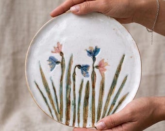 Handgemaakte bloemen keramische plaat 8,3 inch, schotel van botanisch aardewerk, handgeschilderde borden met wilde bloemen, rustiek cottagecore-servies