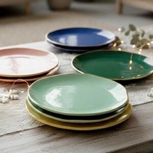 Juego de platos de cerámica coloridos hechos a mano, plato de forma irregular con borde dorado, cerámica Wabi Sabi, mesa moderna.