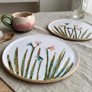 Handmålad tallriksset i keramik, blommiga middagstallrikar, botanisk stengodsset, hantverksmässigt porslin, unik present till henne