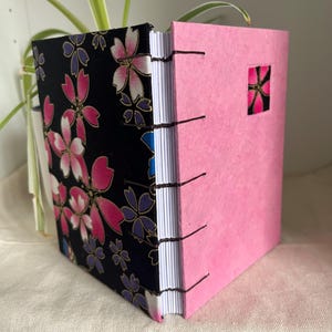 Carnet au motif fleurs rose 160 pages, fait main, reliure copte