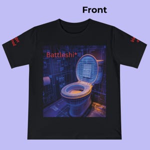 Peut inclure: T-shirt noir avec un motif d'art numérique de toilettes et le texte "Battleshi*" en rouge. Le design utilise des tons bleus et oranges, avec du texte supplémentaire sur les manches. Un t-shirt graphique unique.