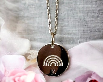 Collar inicial de bebé arco iris, recuerdo personalizado para nuevos comienzos, regalo personalizado para una futura mamá, colgante de bebé arco iris para la fuerza