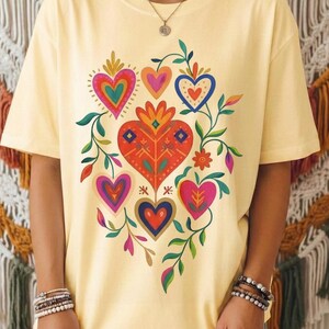 聖心Tシャツ、コンフォートカラーズ メキシカンフォークTシャツ、鮮やかな花柄Tシャツ、フォークアートハートシャツ