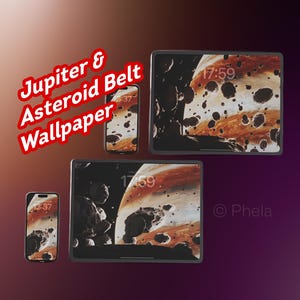 Op de afbeelding: Digitale apparaten met een Jupiter- en Asteroid Belt-achtergrond. De afbeelding toont een telefoon en twee tablets met een ruimte-thema achtergrond. De tijd 17:59 is zichtbaar op de tabletschermen. De tekst "Jupiter & Asteroid Belt Wallpaper" staat linksboven.