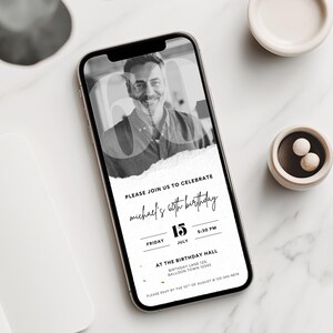 Puede incluir: Un smartphone muestra una invitaci&oacute;n de cumplea&ntilde;os en blanco y negro. La invitaci&oacute;n incluye una foto de un hombre sonriente, el n&uacute;mero 60 y el texto "Please join us to celebrate Michael's 60th birthday." Tambi&eacute;n se muestran la fecha, la hora y el lugar.